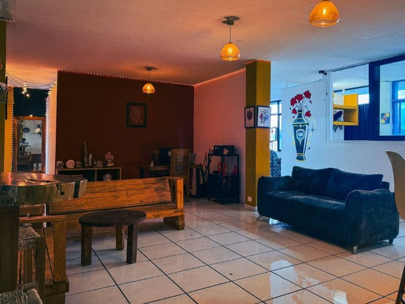 Decoración estilo Peaky Blinders barbería Tepic